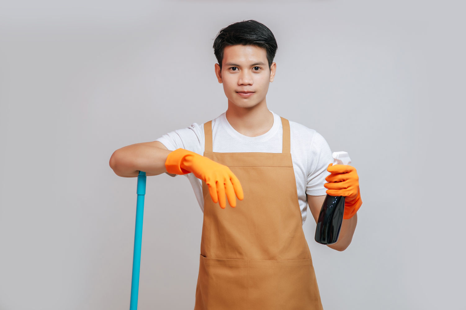 EasyCleaning — hero — профессиональная уборка + нейтральные цвета + wide hero + без людей — wide hero, minimal, glassmorphism, neon accents, human-centric