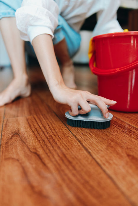 EasyCleaning — residential — клинер очищает + нейтральные цвета + family friendly + без людей — family friendly, soft daylight, neutral tones, trustworthy, c…